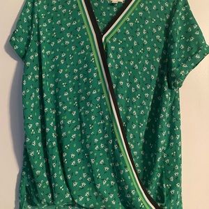 Sheer green short sleeve with white flowers & crossed neck front - Size Large,